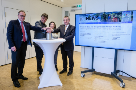 Gaben symbolisch den Startschuss für die JobZENTRALE der Region Mayen-Koblenz: (von rechts nach links) Landrat Dr. Alexander Saftig, Marianne Morgenschweis von der Jobcenter-Geschäftsführung, Erster Kreisbeigeordneter Burkhard Nauroth sowie Friedrich Schreibert (Jobnet.AG). Foto: Ansgar Bolle.