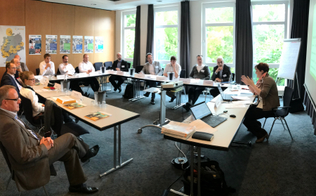 Sabine Jostmeier, Pressesprecherin des Jobcenters Flensburg (rechts), berichtet von den Erfahrungen bei der Einführung und Nutzung der JobZENTRALE