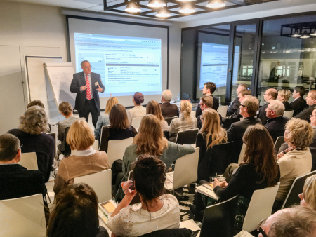 Friedrich Schreibert, Direktor Deutschland der Jobcenter Consulting GmbH, zeigt neue Anwendungsmöglichkeiten für Jobcoaches im Jobnetzwerk.